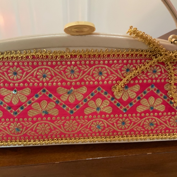 So She Embroidered Sequin Gold Bow Handmade Elegant Purse - Picture 4 of 12